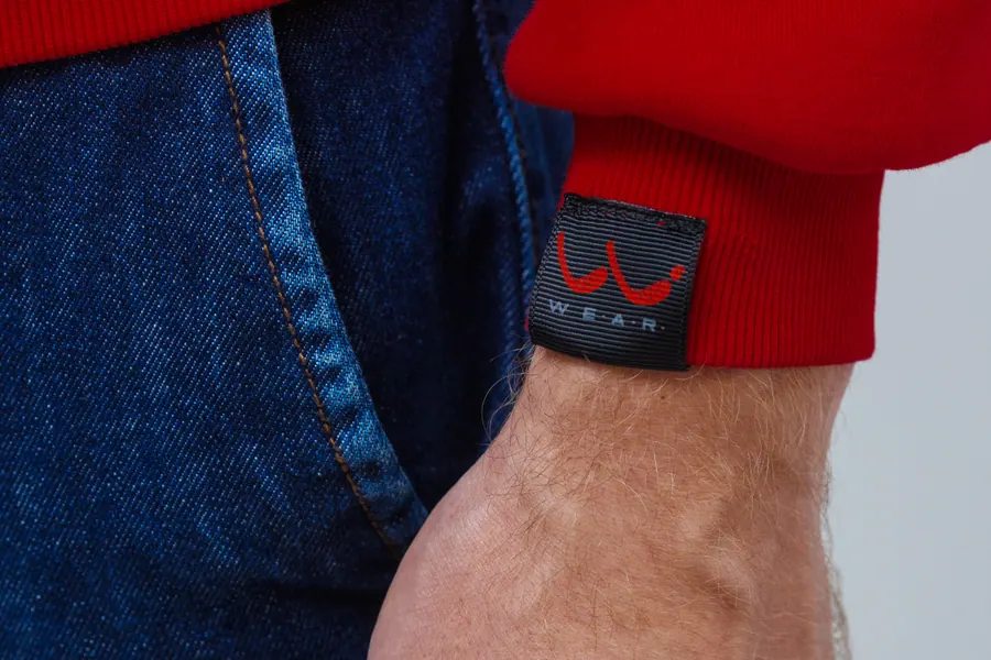 Манжета WEAR на красном свитшоте крупным планом