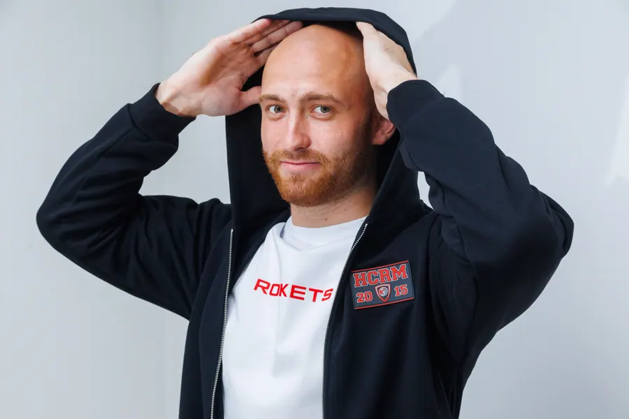 Чёрное худи ROCKETS на молнии, шеврон и капюшон
