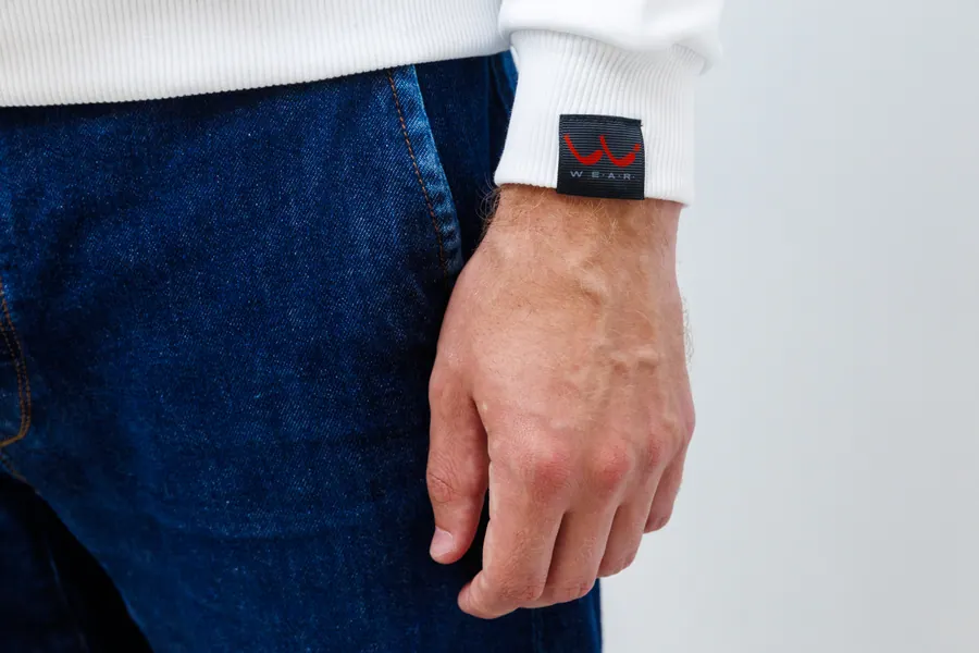 Белый свитшот ROCKETS без начёса, манжета WEAR крупным планом